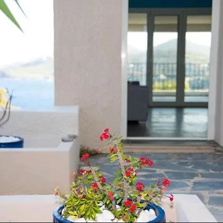 A Colorful House For 6 At Vromolithos