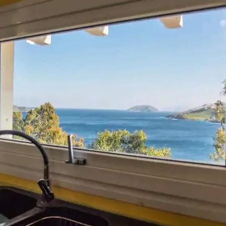 A Colorful House For 6 At Vromolithos Σπίτι διακοπών