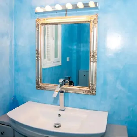 A Colorful House For 6 At Vromolithos * Λακκί